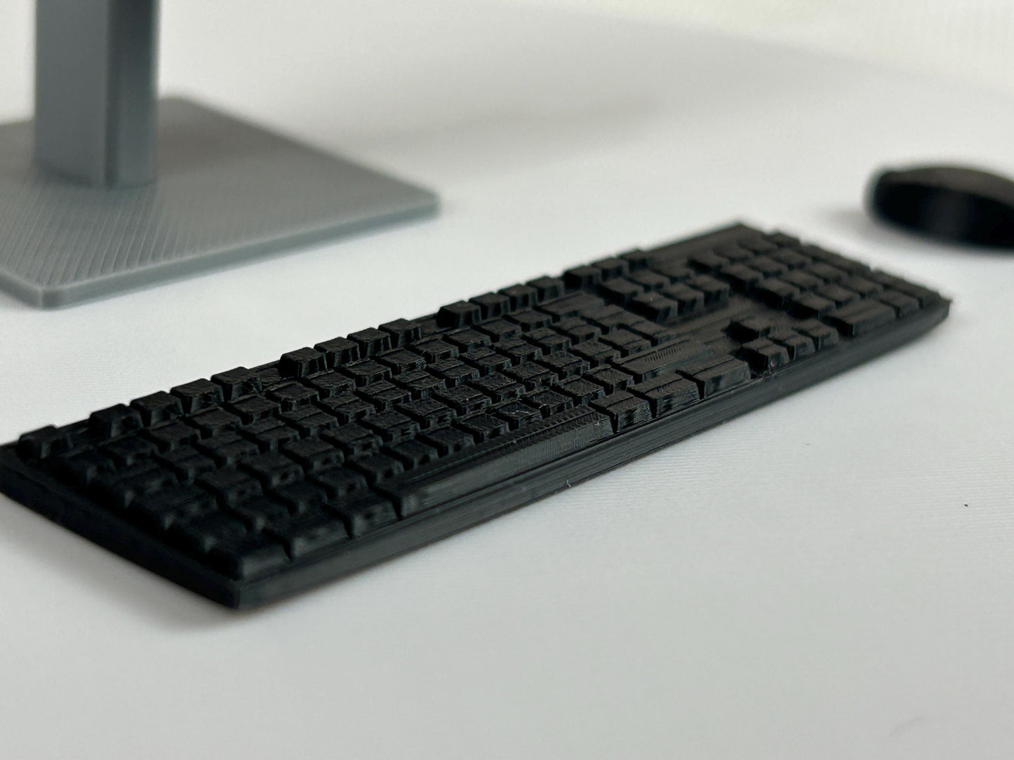 Miniatur Computer Set 1:6 – 3-teiliges Schreibtisch Zubehör – 24 Zoll Monitor, Tastatur & Maus – Puppenhaus PC