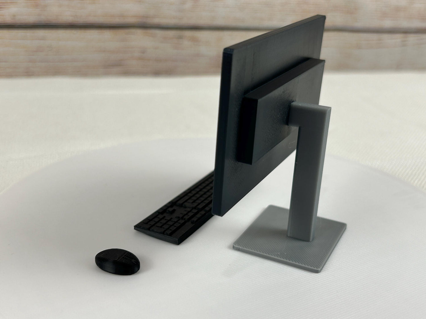 Miniatur Computer Set 1:6 – 3-teiliges Schreibtisch Zubehör – 24 Zoll Monitor, Tastatur & Maus – Puppenhaus PC