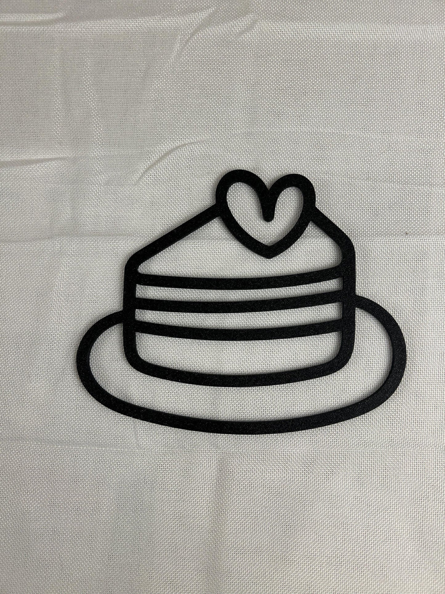 Wandschild Kuchenscheibe mit Herz – Schwarzes minimalistisches Tortenschild – Dekoration Küche, Café oder Bäckerei