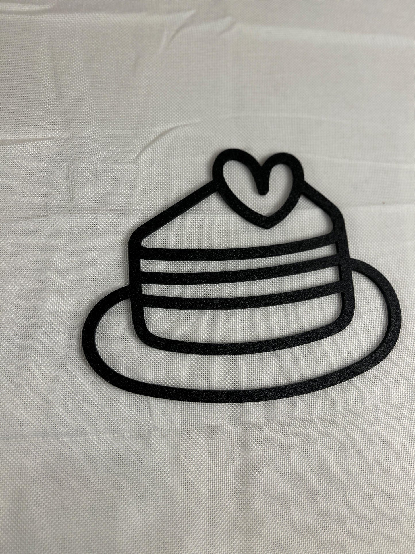 Wandschild Kuchenscheibe mit Herz – Schwarzes minimalistisches Tortenschild – Dekoration Küche, Café oder Bäckerei