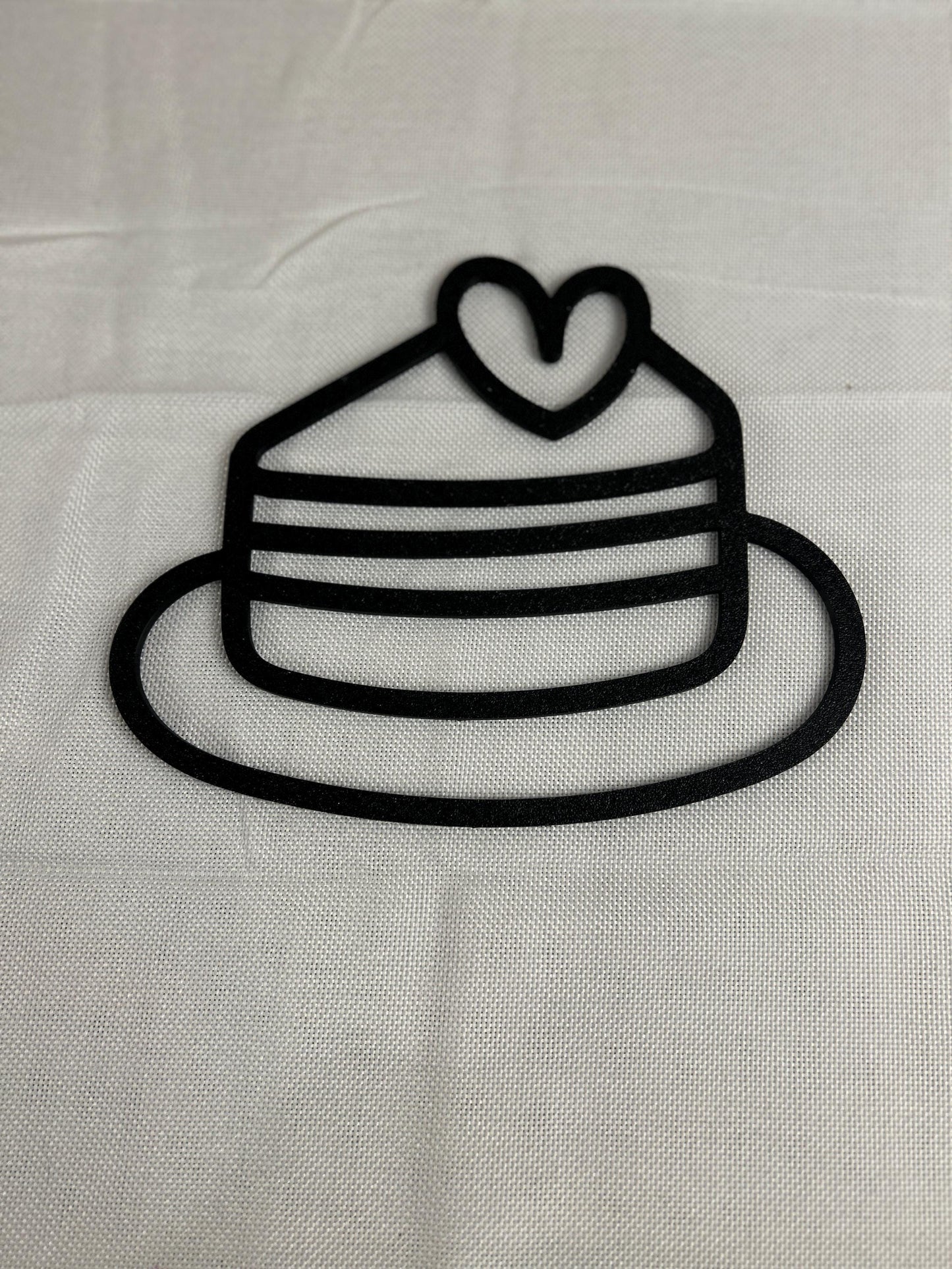 Wandschild Kuchenscheibe mit Herz – Schwarzes minimalistisches Tortenschild – Dekoration Küche, Café oder Bäckerei