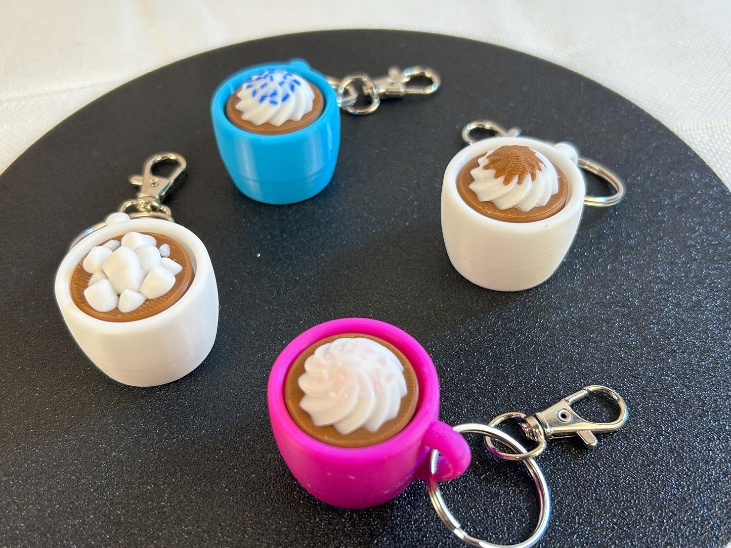 Fidget Clicker Set Kaffeetassendesign – 4er Set mit Schlüsselring und Karabiner – Leise & Laute Varianten