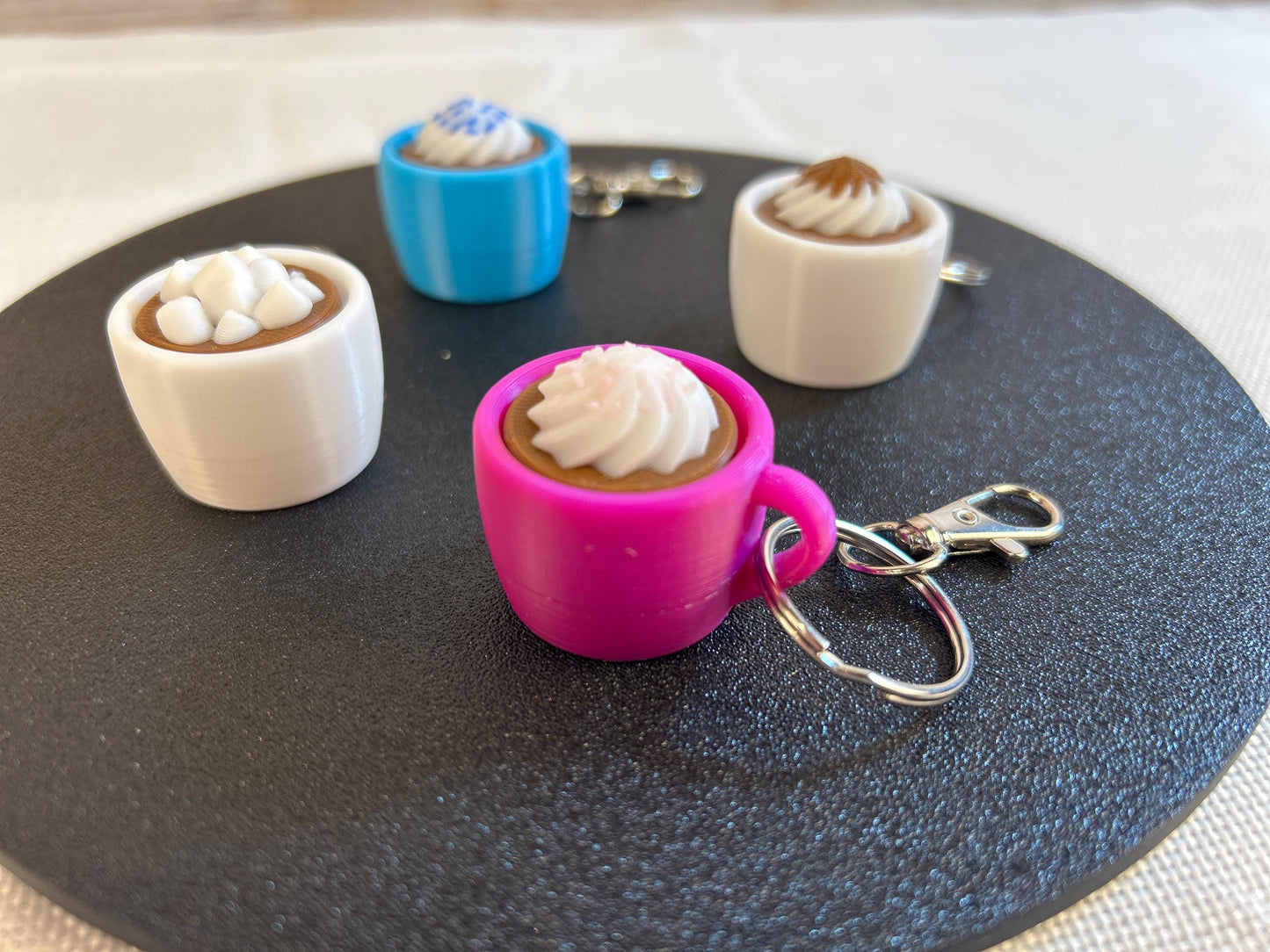 Fidget Clicker Set Kaffeetassendesign – 4er Set mit Schlüsselring und Karabiner – Leise & Laute Varianten