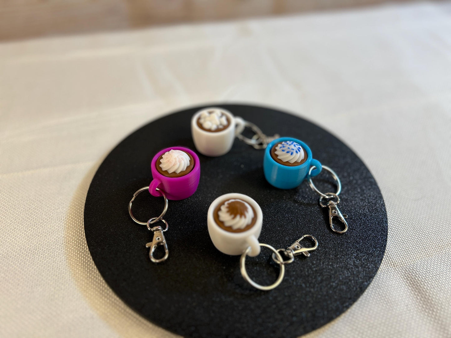 Fidget Clicker Set Kaffeetassendesign – 4er Set mit Schlüsselring und Karabiner – Leise & Laute Varianten