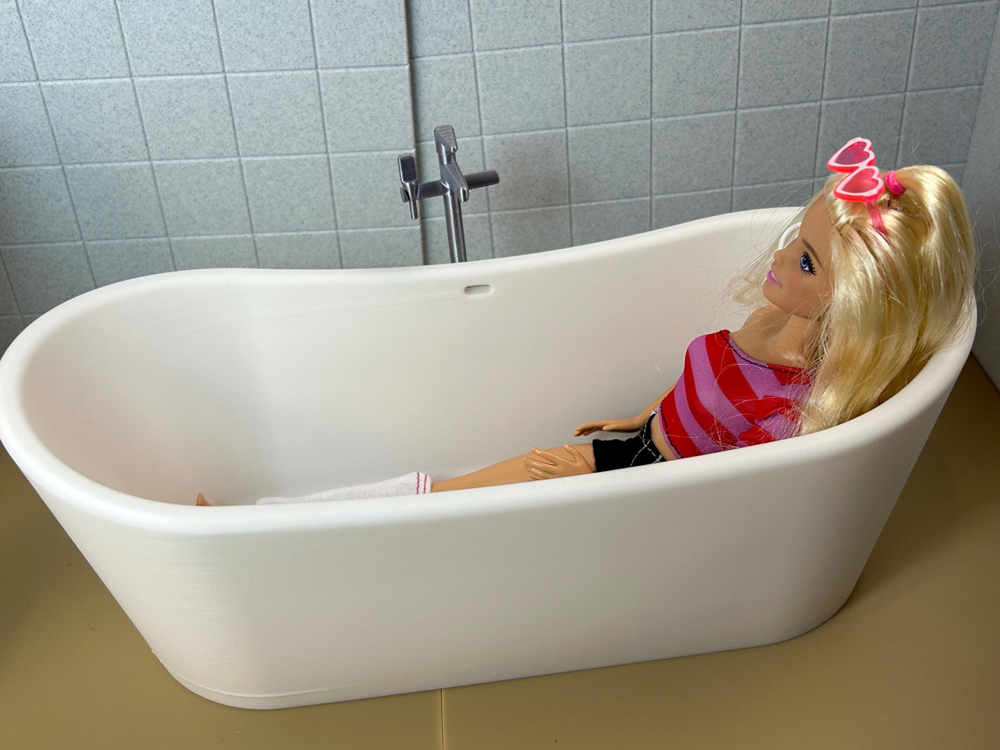 Freistehende Miniatur-Badewanne 1:6 – Perfekt für Puppenhäuser und Dioramen