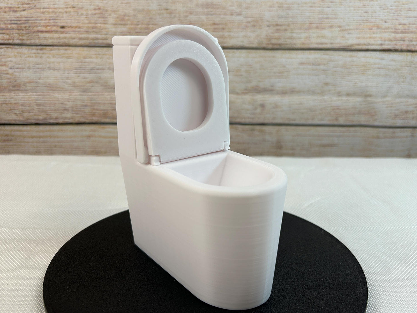 Miniatur-Toilette im Maßstab 1:6 mit aufklappbarem Deckel und Brille, silbernem Spülknopf – Freistehend oder Wandmontage – Puppenhauszubehör