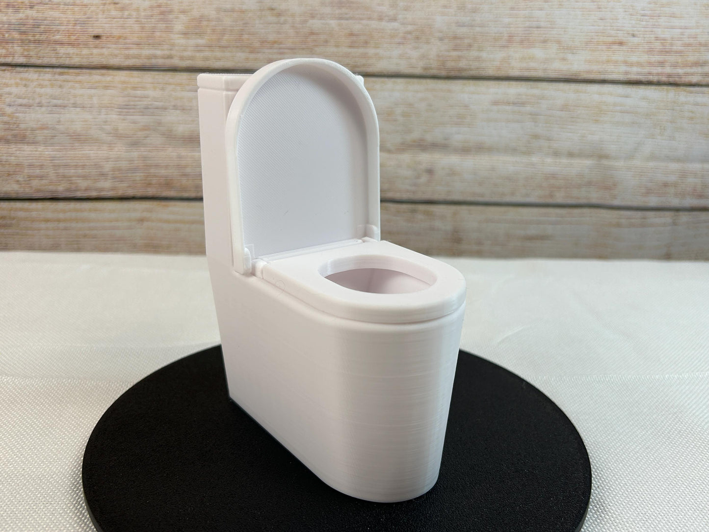 Miniatur-Toilette im Maßstab 1:6 mit aufklappbarem Deckel und Brille, silbernem Spülknopf – Freistehend oder Wandmontage – Puppenhauszubehör