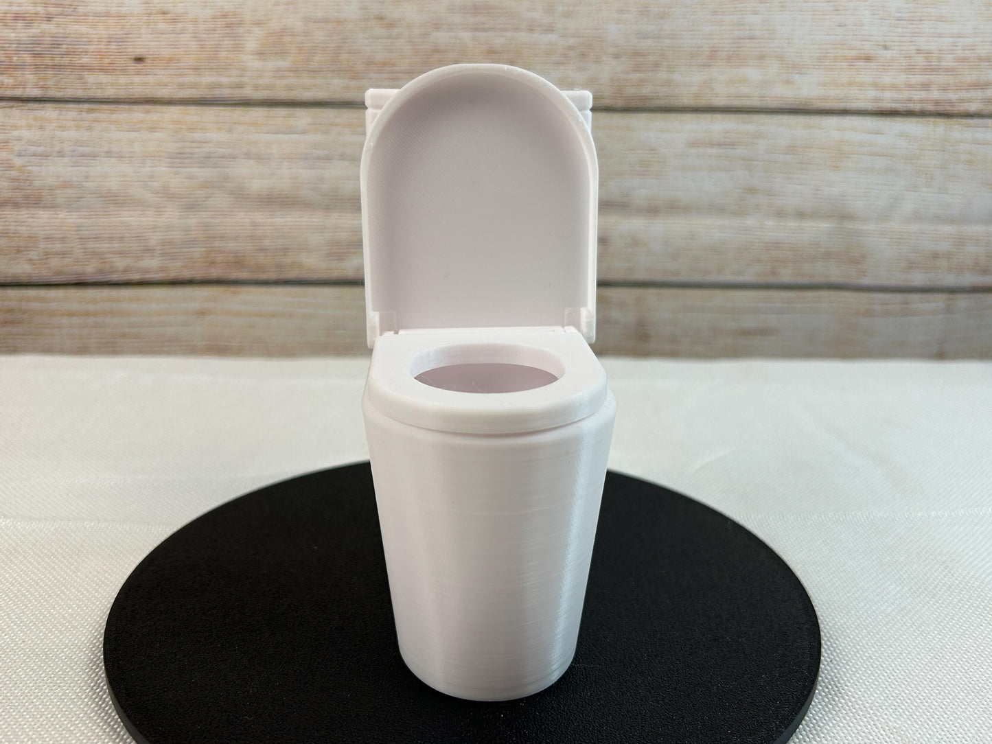 Miniatur-Toilette im Maßstab 1:6 mit aufklappbarem Deckel und Brille, silbernem Spülknopf – Freistehend oder Wandmontage – Puppenhauszubehör
