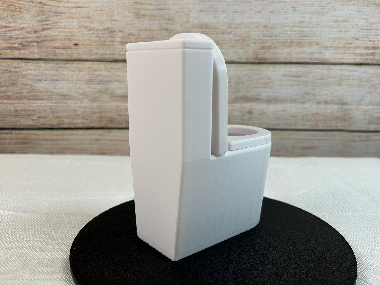 Miniatur-Toilette im Maßstab 1:6 mit aufklappbarem Deckel und Brille, silbernem Spülknopf – Freistehend oder Wandmontage – Puppenhauszubehör