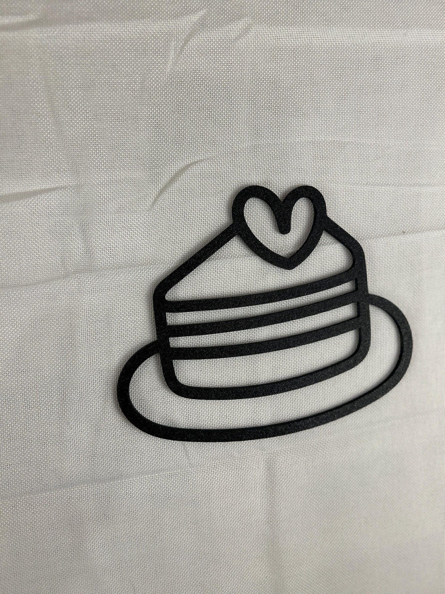 Wandschild Kuchenscheibe mit Herz – Schwarzes minimalistisches Tortenschild – Dekoration Küche, Café oder Bäckerei