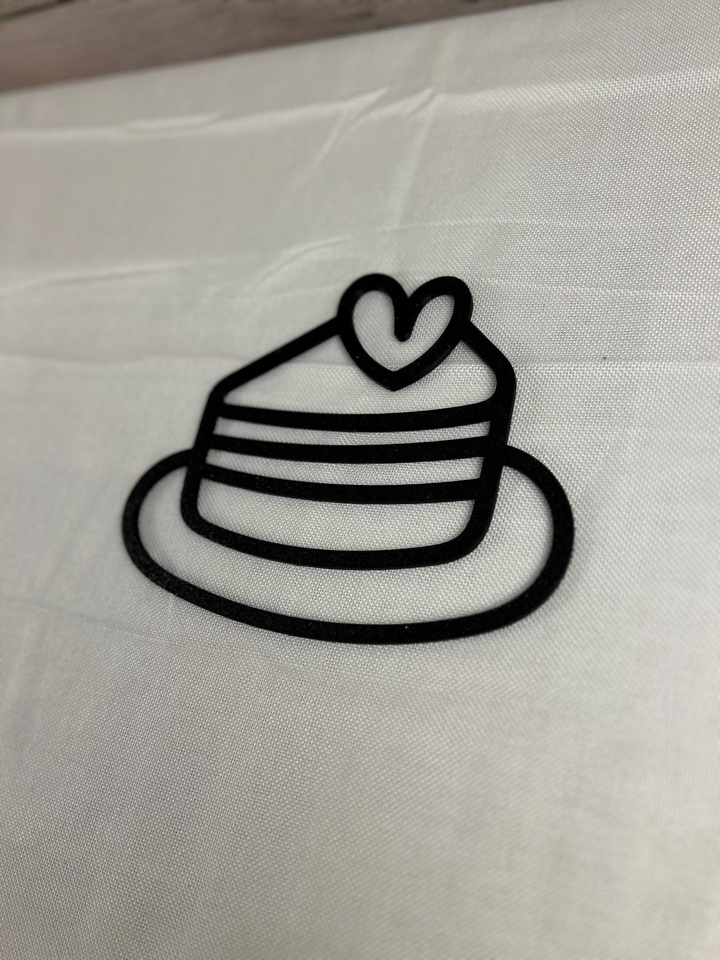 Wandschild Kuchenscheibe mit Herz – Schwarzes minimalistisches Tortenschild – Dekoration Küche, Café oder Bäckerei