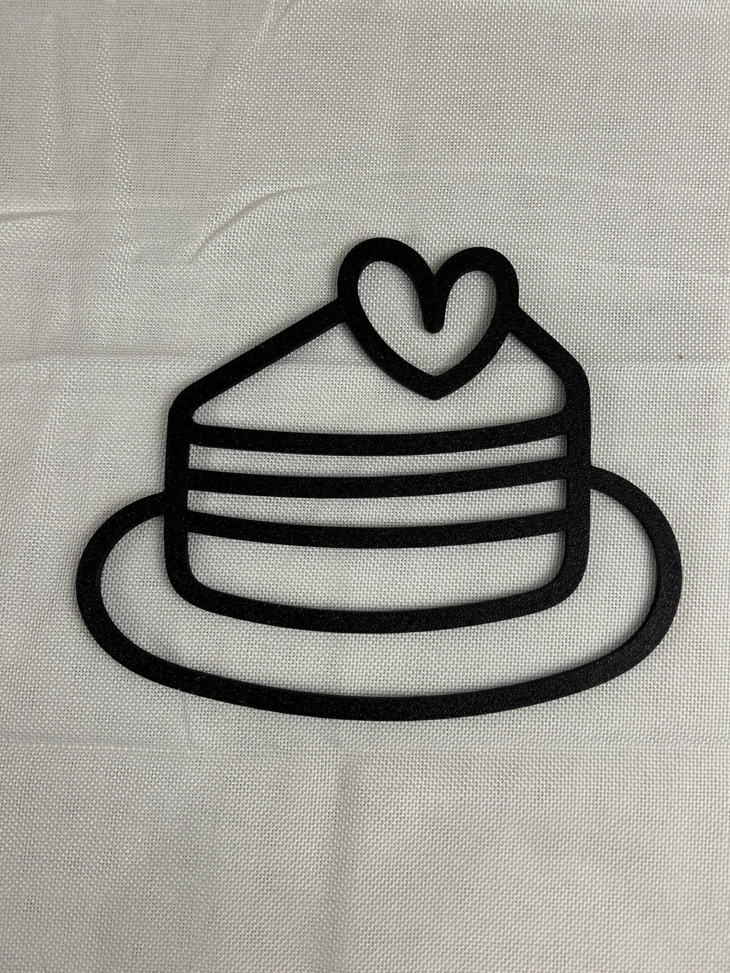 Wandschild Kuchenscheibe mit Herz – Schwarzes minimalistisches Tortenschild – Dekoration Küche, Café oder Bäckerei