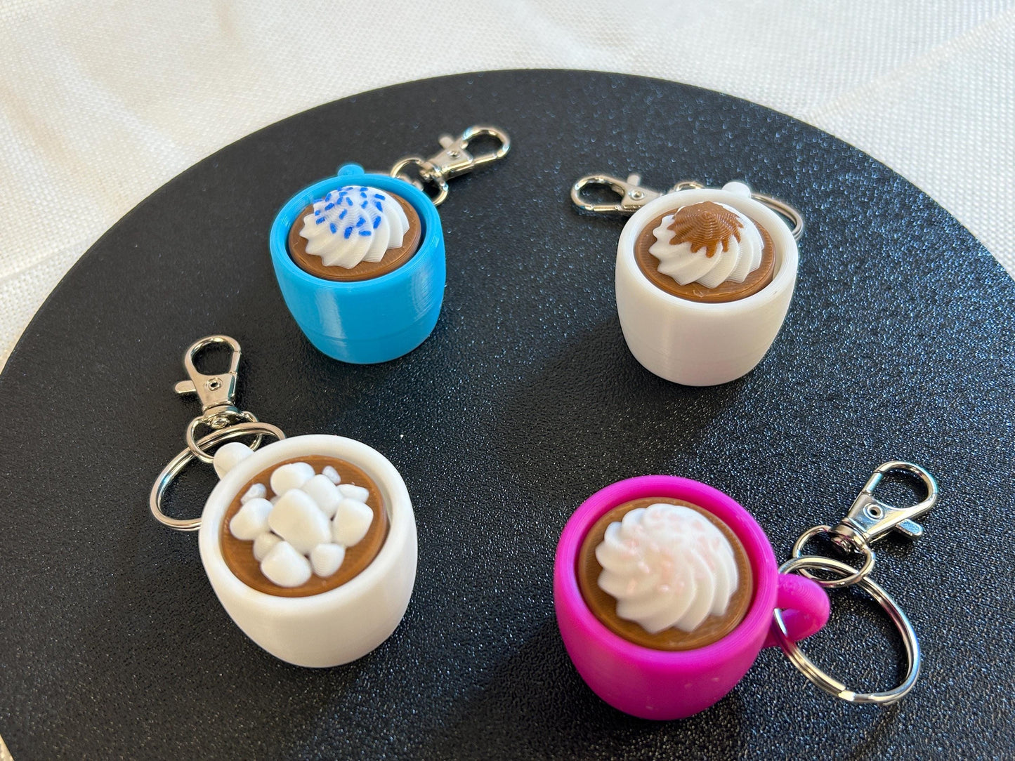 Fidget Clicker Set Kaffeetassendesign – 4er Set mit Schlüsselring und Karabiner – Leise & Laute Varianten