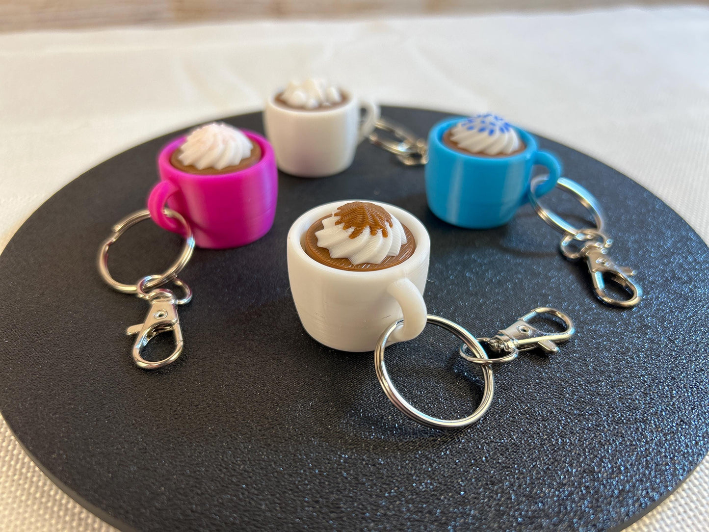 Fidget Clicker Set Kaffeetassendesign – 4er Set mit Schlüsselring und Karabiner – Leise & Laute Varianten