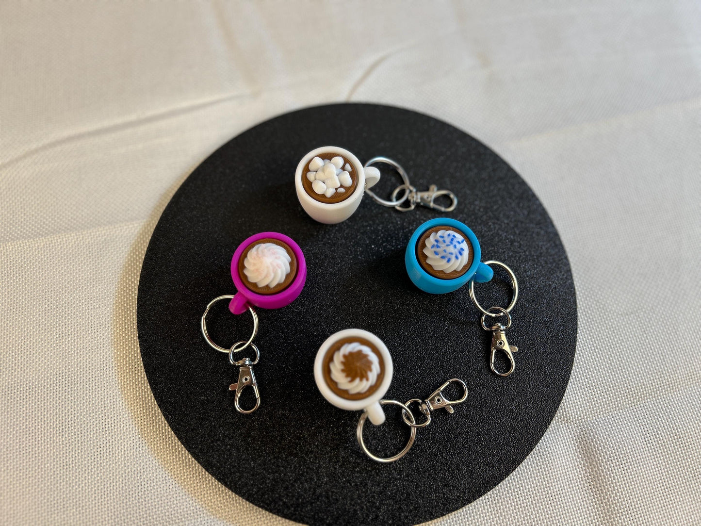 Fidget Clicker Set Kaffeetassendesign – 4er Set mit Schlüsselring und Karabiner – Leise & Laute Varianten