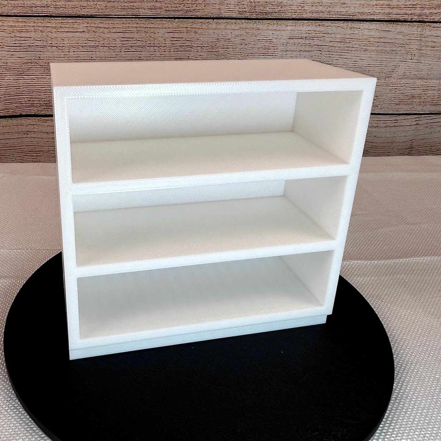 Moderner Waschtisch-Unterschrank im Maßstab 1:6 – Weißer Miniatur-Badezimmerschrank mit Ablagefächern für Puppenhäuser und Dioramen