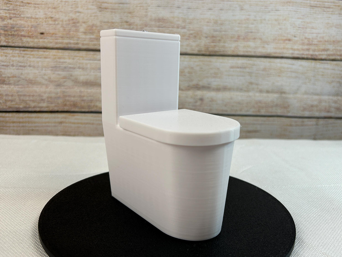 Miniatur-Toilette im Maßstab 1:6 mit aufklappbarem Deckel und Brille, silbernem Spülknopf – Freistehend oder Wandmontage – Puppenhauszubehör