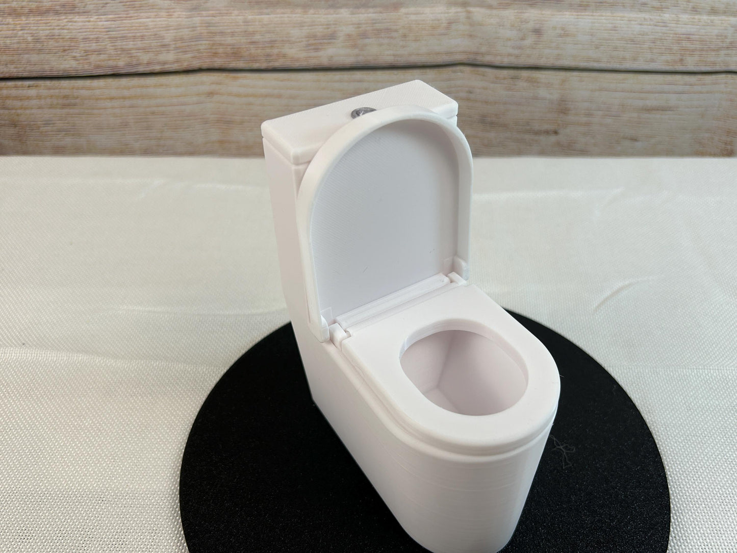 Miniatur-Toilette im Maßstab 1:6 mit aufklappbarem Deckel und Brille, silbernem Spülknopf – Freistehend oder Wandmontage – Puppenhauszubehör