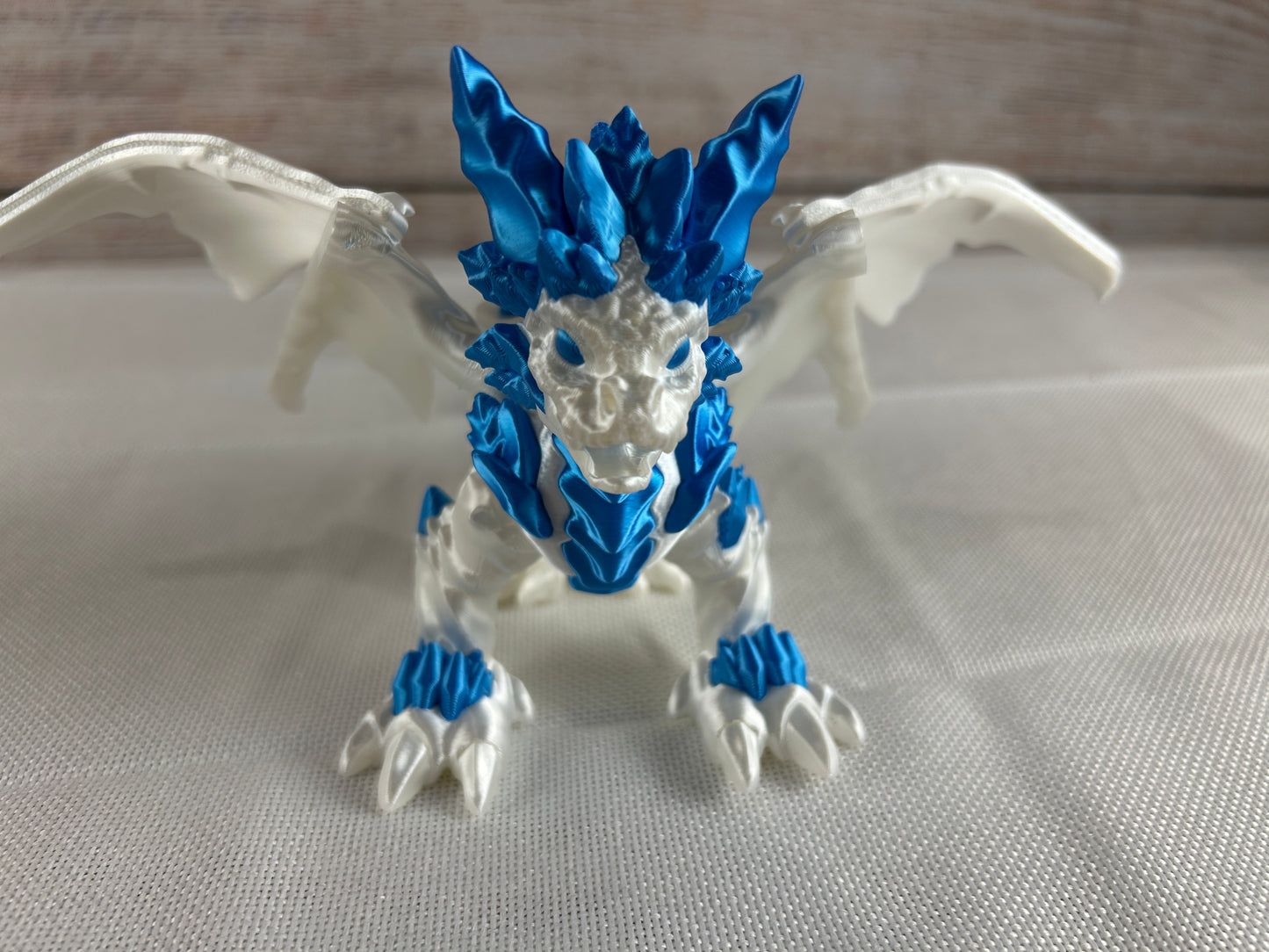 Eisdrache beweglich mit ausklappbaren Flügel seidenweiß/seidenblau, Sammlerfigur, Schreibtischdekoration, zweifarbig