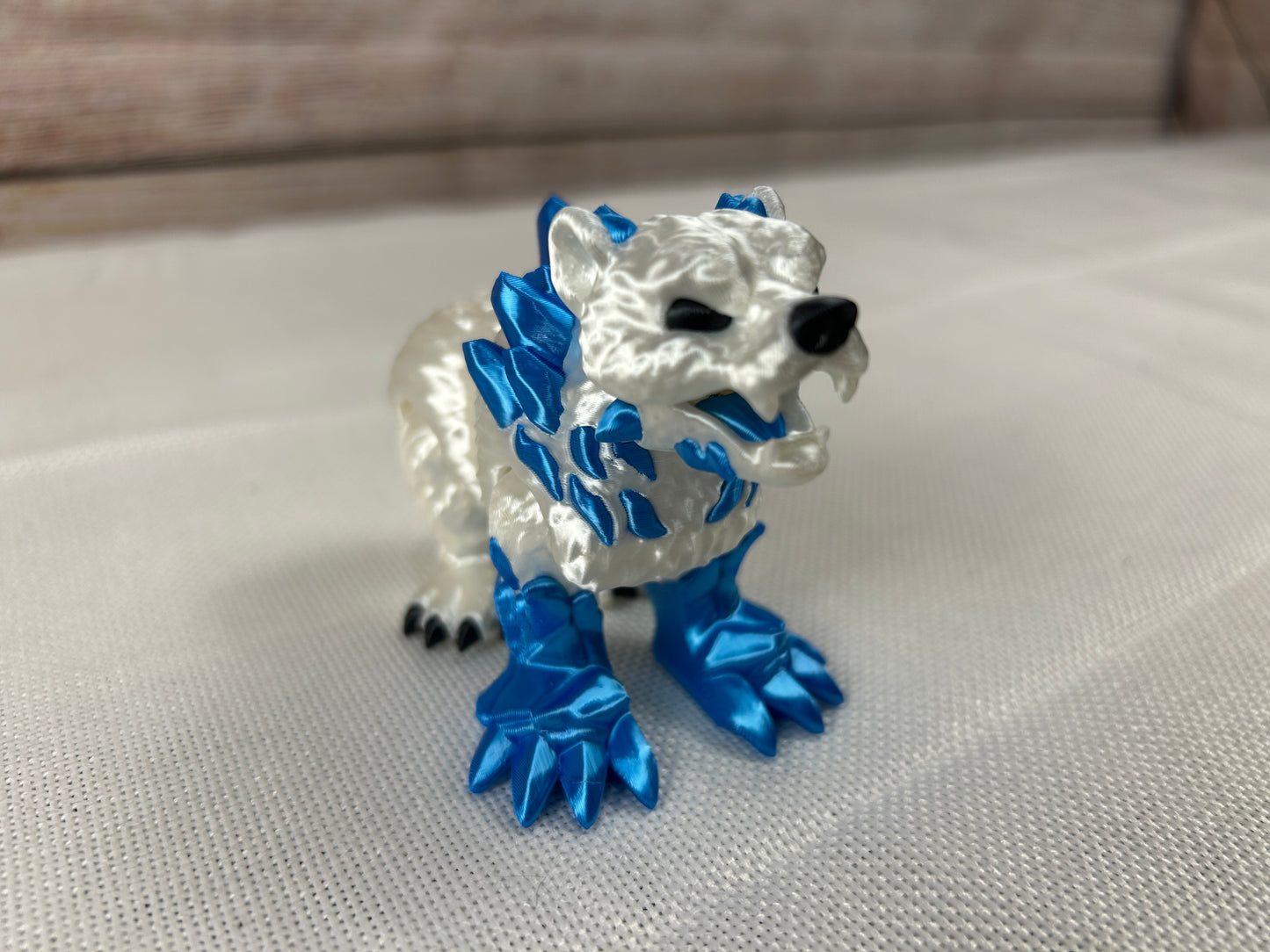 Eisgrizzly, beweglich, weiß-blau glänzend aus SILK PLA, kunstvolle Dekofigur, Eisgrizzlybär, Frostgrizzly, Arktische Dekoration, Regaldeko