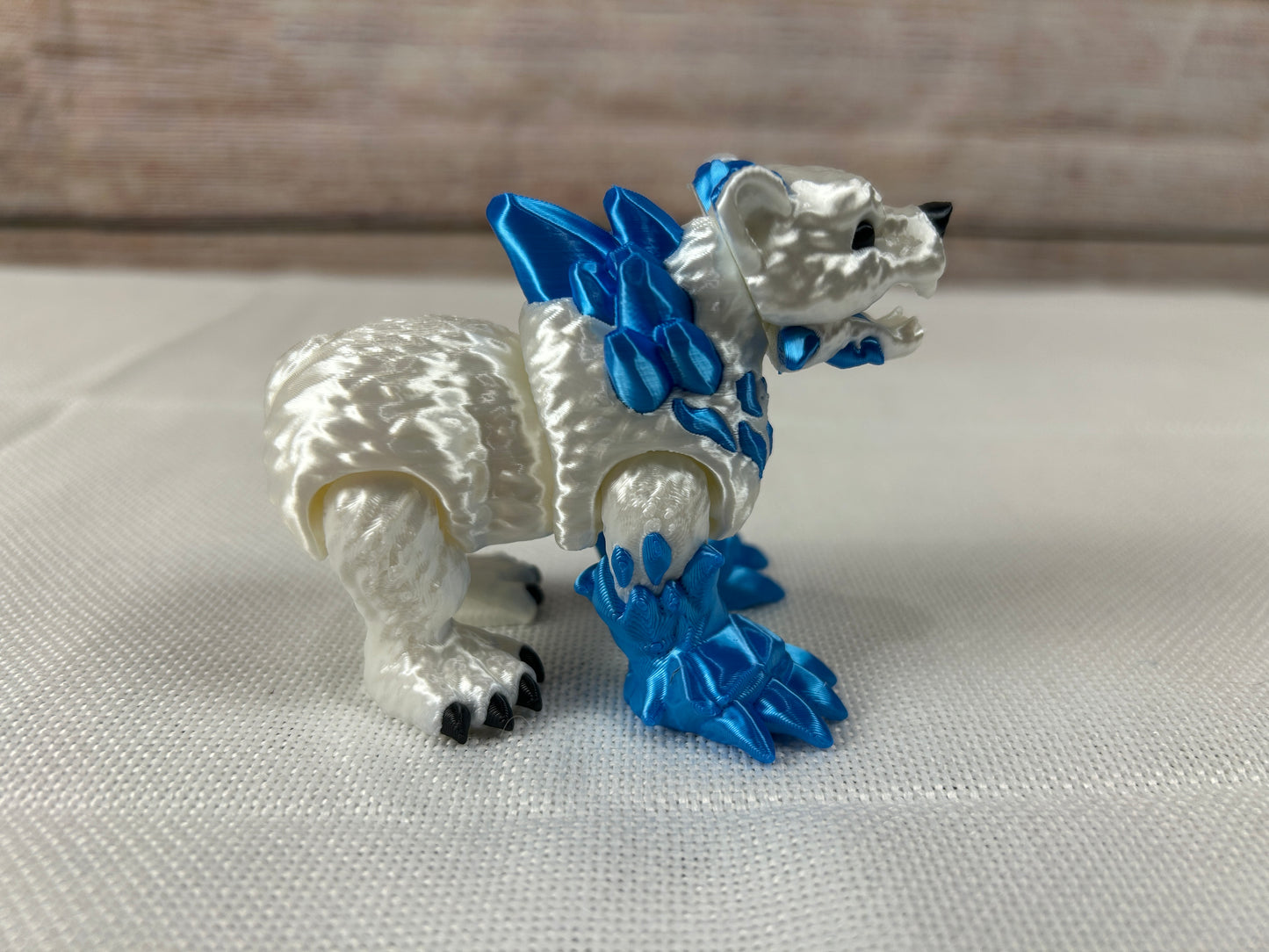 Eisgrizzly, beweglich, weiß-blau glänzend aus SILK PLA, kunstvolle Dekofigur, Eisgrizzlybär, Frostgrizzly, Arktische Dekoration, Regaldeko