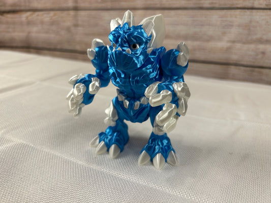 Eisgolem, beweglich, blau-weiß glänzend aus SILK PLA, "Frostor, der Wächter des Eisreichs“, Frostgolem artisches Fabelwesen – Dekofigur