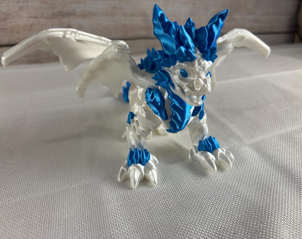 Eisdrache beweglich mit ausklappbaren Flügel seidenweiß/seidenblau, Sammlerfigur, Schreibtischdekoration, zweifarbig