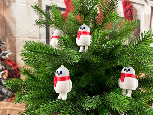 Schneemann mit rotem Schal 4er Set – Christbaumbehang - Festliche Weihnachtsdeko mit herabbaumelnden Füßchen – Christbaumschmuck