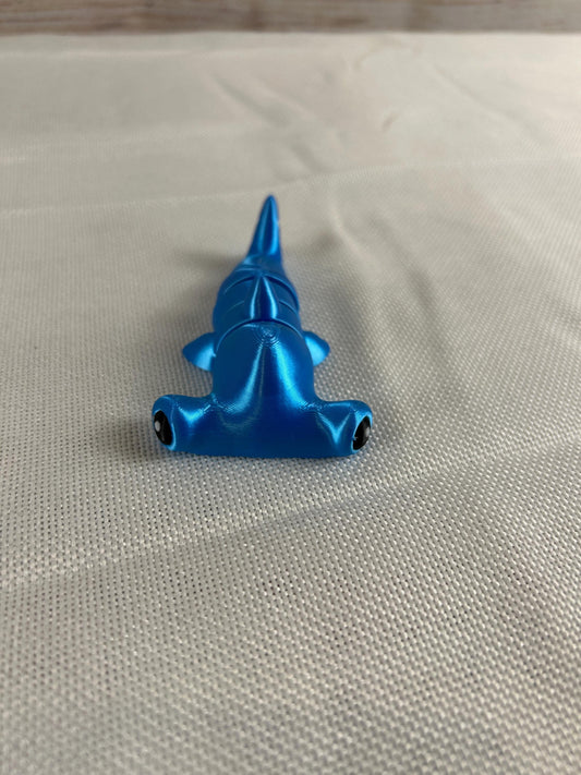 Hammerhai beweglich aus Silk PLA – bewegliche Figur in Seidenblau – Einzigartige Deko & Geschenkidee für Meeresliebhaber