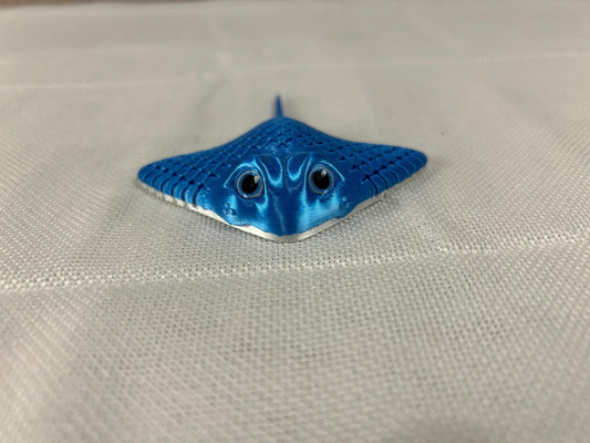 Mantarochen, blau glänzend, beweglich aus SILK PLA, kunstvolle Dekoration für Meerliebhaber, Regaldeko, Schreibtischdeko