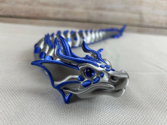 Meerestiefenschlange, beweglich, silbergrau glänzend aus SILK PLA– Mystische Eleganz aus den Tiefen der Ozeane, urzeitliches Meeresungeheuer