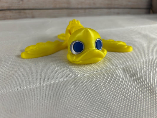 Ente beweglich aus Silk PLA – Flügelschlag bei Knopfdruck, glänzendes Gelb, nachhaltige Dekofigur, Geschenkidee Tierliebhaber, interaktiv