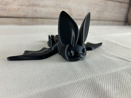 Fledermaus schwarz glänzend aus SILK PLA – Flatternde Flügel, kopfüber aufhängbar, interaktives Halloween-Deko-Highlight