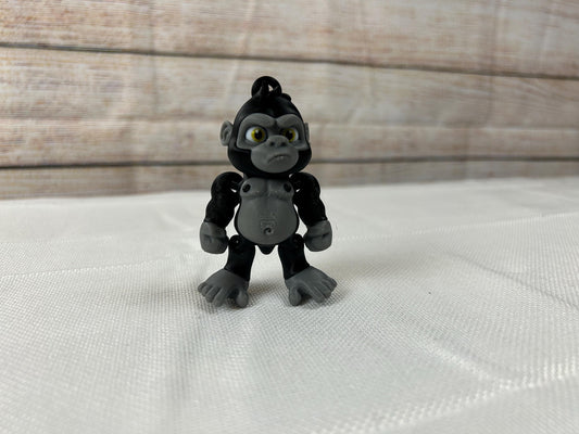 Gorilla beweglich, schwarz-grau aus PLA – bewegliche Gliedmaßen, kunstvoll gestaltet, schwarzes Fell mit grauen Akzenten – Dekofigur