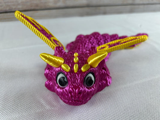 Magischer Wollmaschendrache, beweglich, aus glänzendem SILK PLA in Magenta und Gelb mit verspielten Details - Dekofigur, Schreibtischdeko