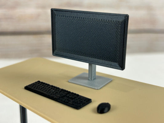 Miniatur Computer Set 1:6 – 3-teiliges Schreibtisch Zubehör – 24 Zoll Monitor, Tastatur & Maus – Puppenhaus PC